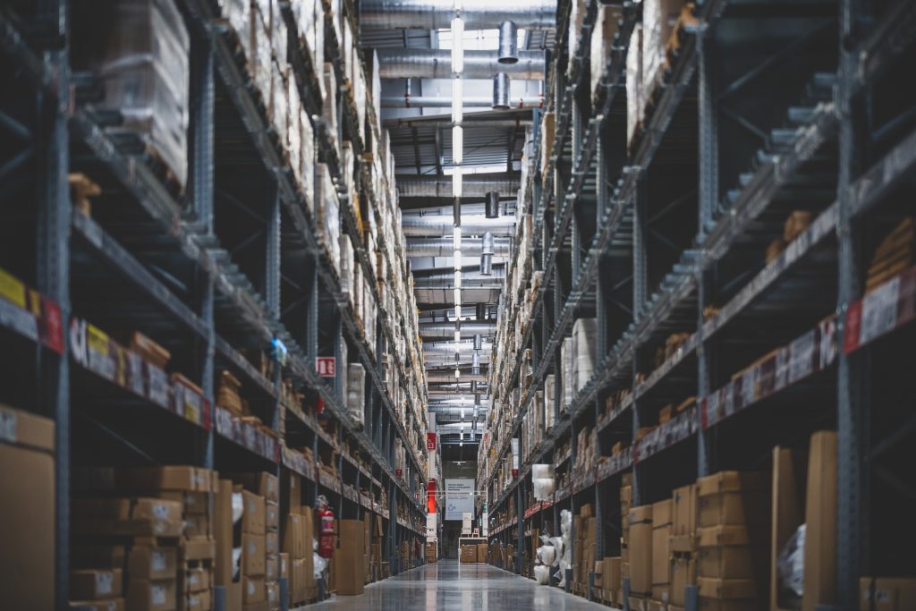 lagergång med pallställ. Bra industribelysning i taket