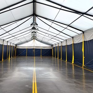 tälthall med hioghbay armaturer i mitten